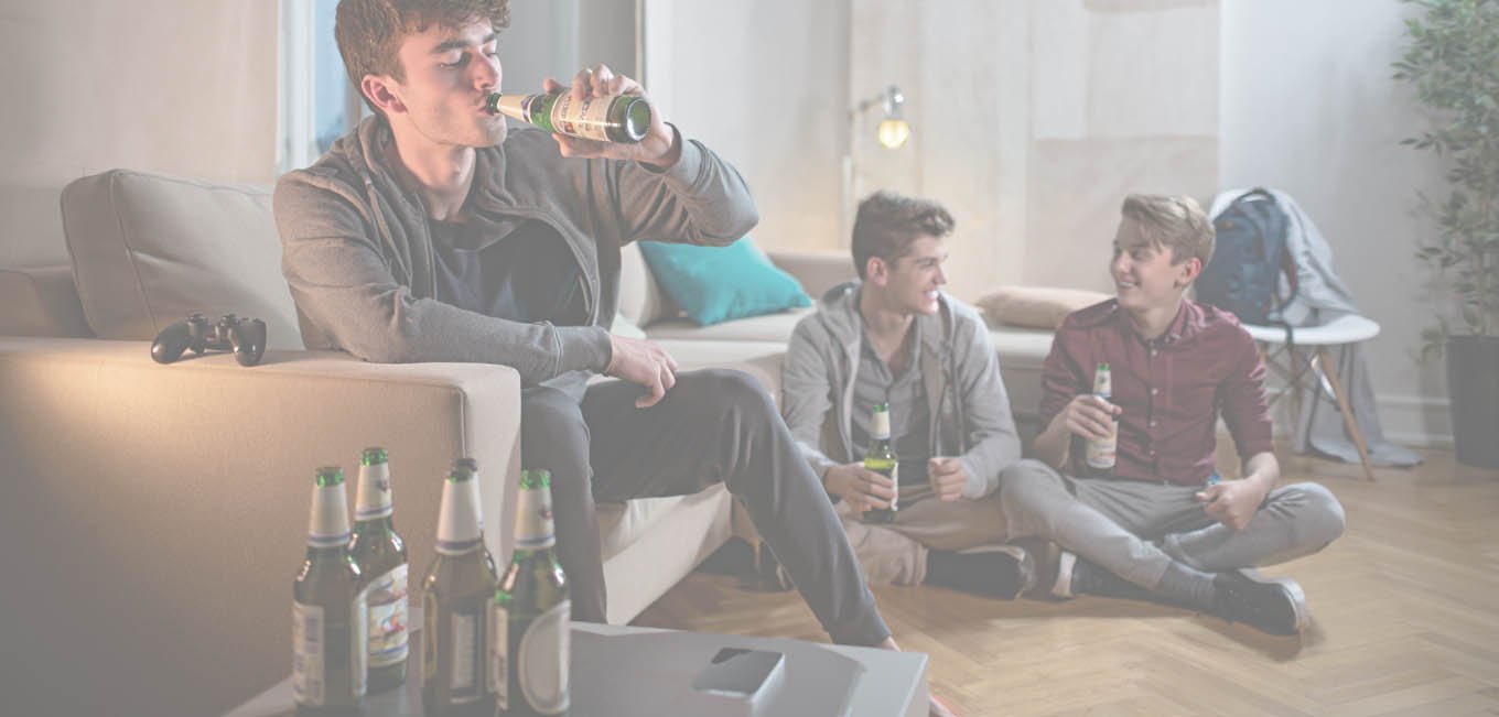 Подростки выпивают в квартире
