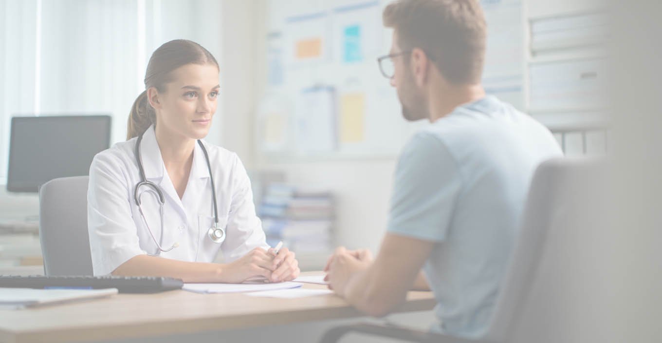 Мужчина на консультации у нарколога